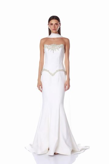 Abendkleid mit Knochenfisch Ausschnitt und Steinverzierungen